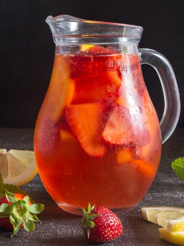 Refreshing Easy Strawberry Sangria