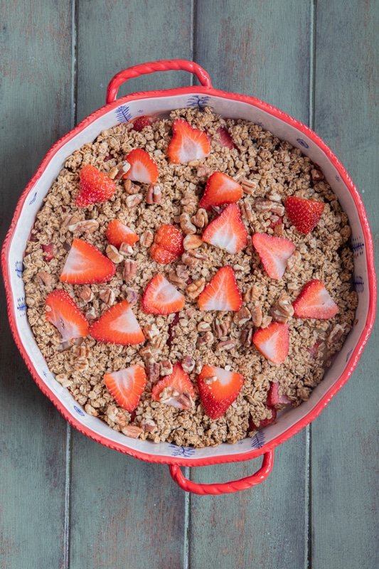 Sliced strawberries on the baked crumble.