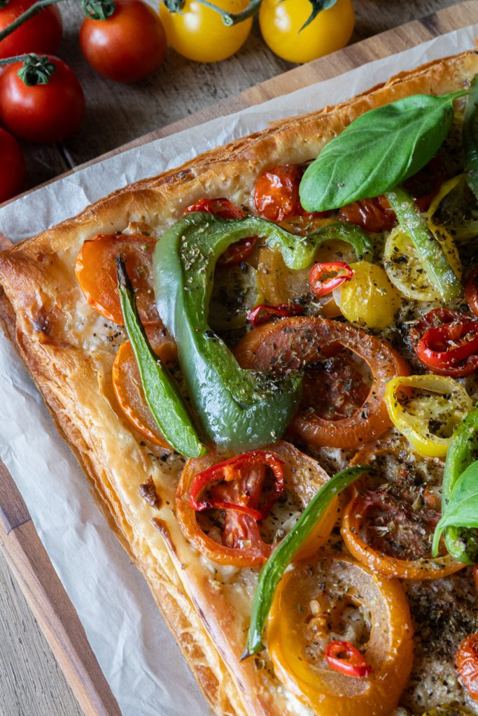 Tomato and mascarpone tart with some yellow and red tomatoes .